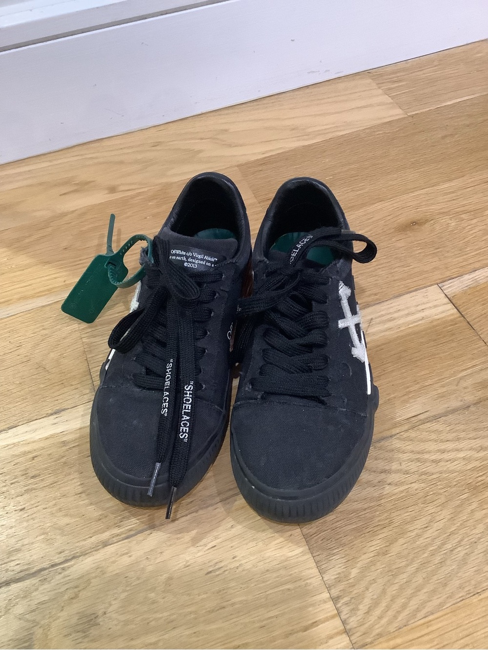 Off-White Black Low-Top Sneakers with White Arrow Detail